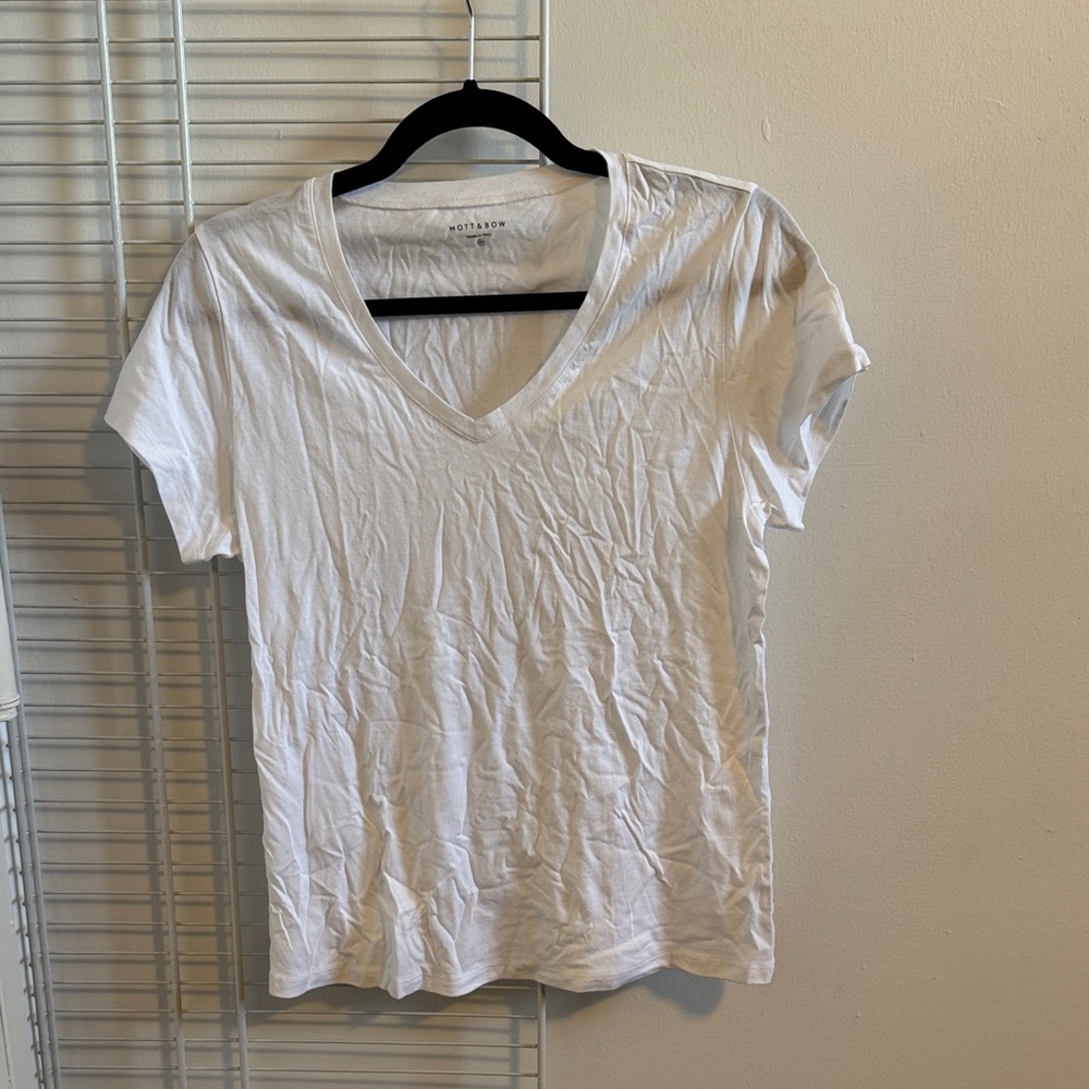 Mott & Bow Women's White V-Neck Short Sleeve Tee